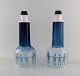 Ove Sandberg for Kosta Boda. To bordlamper i blåt og klart kunstglas dekoreret 
med personer. 1970
