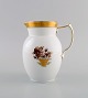 Royal Copenhagen Guldkurv kande i porcelæn med blomster og gulddekoration. 
Modelnummer 595/9235. Tidligt 1900-tallet.
