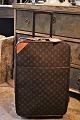 Louis Vuitton rejse Trolley i Monogram Macassar Canvas i rigtig fin stand og fin 
patina....
