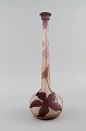 Smalhalset Emile Gallé vase i matteret kunstglas med lilla overfang udskåret i 
form af bladværk. Tidligt 1900-tallet.
