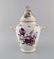 Stor antik Dresden prydvase vase i håndmalet porcelæn. Blomster og 
gulddekoration. Rose i relief på låget. Ca. 1900.
