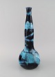 Otello Rosa for Miracoli, Venedig. Stor unika vase i glaseret stentøj. Smuk 
glasur i mørke- og lyseblå nuancer. Italiensk design, midt 1900-tallet.
