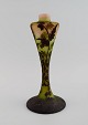 Émile Gallé (1846-1904), Frankrig. Vase i mundblæst kunstglas med  overfang 
udskåret i form af bladværk. Ca. 1900.
