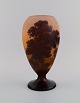 Émile Gallé (1846-1904), Frankrig. Sjælden vase i mundblæst kunstglas. 
Sølandskab med træer i relief. Ca. 1900.
