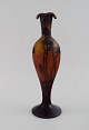 Muller Frères, Frankrig. Vase i røgfarvet kunstglas med mørkt overfang udskåret 
i form af grene med bladværk. 1920