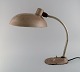 Stor justerbar arbejdslampe i original metallisk hammerlak. Industrielt design, 
midt 1900-tallet.
