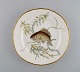 Royal Copenhagen frokosttallerken i porcelæn med håndmalet fiskemotiv og 
guldkant. Flora / Fauna Danica stil. Dateret 1965.
