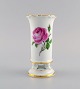 Meissen Pink Rose vase in hand-painted porcelain with gold edges. Early 20th 
century.
