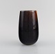 Carl Harry Stålhane (1920-1990) for Rörstrand. Vase i glaseret keramik. Smuk 
metallisk glasur i rødbrune nuancer. Midt 1900-tallet.
