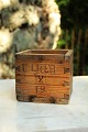 Decorative, old Swedish grain goal in wood with a really nice patina.
Fine for storing cutlery or for herbs...