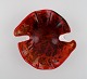 Organisk formet Murano skål i mundblæst kunstglas. Røde nuancer. Italiensk 
design, 1960