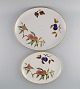 Royal Worcester, England. Two Evesham serving dishes in porcelain decorated with 
fruits and gold rim. 1960/70s.
