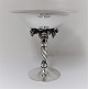 Lundin Antique 
præsenterer: 
Georg 
Jensen. 
Sterling (925). 
Drueopsats. 
Model 263B. 
Højde 19 cm. 
Diameter 18,3 
...