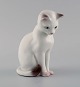 B&G/ Bing & Grøndahl - Siddende hvid kat i porcelæn - nr. 2476.
