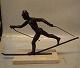 Skiløber  25 x 42 cm - bronze på marmorfod 12.5 x 22.5 cm Signeret Kelsey 76