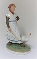 Royal Copenhagen. Porcelænsfigur. Gåsepige i farver. Model 528. Højde 18,5 cm. 
(1 sortering)