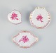 Tre små Herend ”Pink Indian” porcelænsdele med håndmalede lilla blomster og 
gulddekoration.
Lågskål og to mindre skåle.