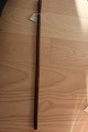 Nej, dette er ikke en alenstok, men derimod en 
½-meter-stok
Denne er fra starten af 1900-tallet og 
½-meter-stokkene er i dag sjældne, men her én af 
dem
Denne er lavet af træ
Stokken har mærker for målene (se foto)