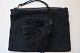Antik hæklet håndtaske
Lukning med lynlås og kvast
Med lille lomme 
Foret med stof
