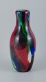 Stor mundblæst Murano vase i kunstglas.
Mangefarvet i moderne design.