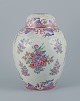 Samson, France, large porcelain lid bojan in oriental style.
Hand painted with floral motifs in many colors.