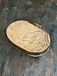 19th century tobacco tin / snuff tin / snuff box 
in brass. Simple leaf motif