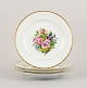 Bing & Grøndahl, fire middagstallerkner i porcelæn håndmalet med polykrome 
blomster og gulddekoration.