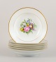 Bing & Grøndahl, seks dybe tallerkner i porcelæn håndmalet med polykrome 
blomster og gulddekoration.