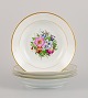 Bing & Grøndahl, fire dybe tallerkner i porcelæn håndmalet med polykrome 
blomster og gulddekoration.