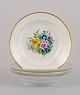 Bing & Grøndahl, fire dybe tallerkner i porcelæn håndmalet med polykrome 
blomster og gulddekoration.