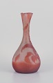 Emile Gallé, tidlig og sjælden kunstglasvase dekoreret med blomster i orangerødt 
matteret kunstglas.