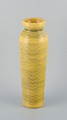 Berit Ternell (1929) for Bo Fajans, Sverige, ”Tiger” keramik gulvvase i rillet 
modernistisk design med glasur i gule nuancer.