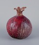 Linda Mathison, svensk samtidskeramiker, unika keramikvase, organisk form, 
glasur i røde nuancer.