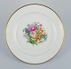 Bing & Grøndahl, stort rundt serveringsfad i porcelæn dekoreret med polykrome 
blomster og guldkant.