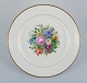 Bing & Grøndahl, stort rundt serveringsfad i porcelæn dekoreret med polykrome 
blomster og guldkant.