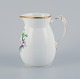 Bing & Grøndahl, porcelænskande dekoreret med polykrome blomster med hank i form 
af søhest.