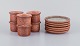 Stouby Keramik, Danmark, et sæt på seks små vaser og seks tallerkner.
Håndlavet. Glasur i brune og sandfarvet toner.