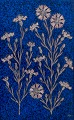 Heinz Erret (1920-2003) for Gustavsberg, Sverige.
Stort vægrelief i stentøj dekoreret med blomster i sølv på mørkeblå baggrund.