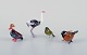 Murano, Italien. En samling på fire miniature glasfigurer af fugle i farvet 
kunstglas.