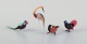 Murano, Italien. En samling på fire miniature glasfigurer af fugle i farvet 
kunstglas.