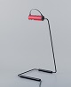 Vico Magistretti for Oluce, ”Slalom” skrivebordslampe i modernistisk stil.
Lakeret metal og rødt plast.