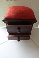 Antique pincushion with a needlework box/sewing 
box - made as 2 drawers
Is possible to place at the rim of the table
With a newmounted pincoushion made of old fabric
Beautiful and very good by needlework
H: 16cm
W: 14,5cm
D: 12cm
In a good conditio