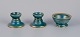Josef Ekberg for Gustavsberg, Sverige. 
Et par lysestager og lille skål i keramik. Glasur i blågrønne toner med 
guldkant.
