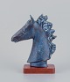 FEJ (Folke og Elsa Jernberg)
Ceramic horse head on a wooden base. Glazed in blue tones.