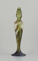 Émile Gallé (1846-1904), Frankrig. Kolossal kunstglasvase med motiv af blomster 
i grønne nuancer. Pâte de verre teknik. Sjælden model.