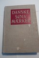 Danske sølvmærker
Danske sølv og guldmærker før 1870
Af Chr. A. Bøje
Illustreret folkeudgave redigeret af Bo Bramsen
Politikens forlag
1954
Ca 300 gengivelser af ældre danske sølvgenstande
Siddeantal 438
Used but in a good condition