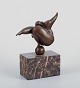 Miguel Fernando Lopez (Milo). Portugisisk skulptør. Abstrakt bronzeskulptur af 
buttet nøgen kvinde på marmorsokkel.