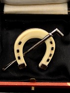 830 silver horseshoe brooch