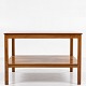 Roxy Klassik 
presents: 
Kaare 
Klint / Rud 
Rasmussen 
Snedkerier
Square 
'Smoking table' 
in mahogany 
with shelf.
1 ...