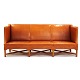 Aabenraa 
Antikvitetshandel 
präsentiert: 
Kaare 
Klint Sofa 4118 
bezogen mit 
patiniertem 
Naturleder in 
einem sehr ...